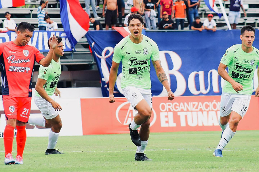 Golazo de cabeza de Santiago Gómez